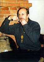 Владимир Петрович демонстрирует игру на алтайском варгане своего изготовления